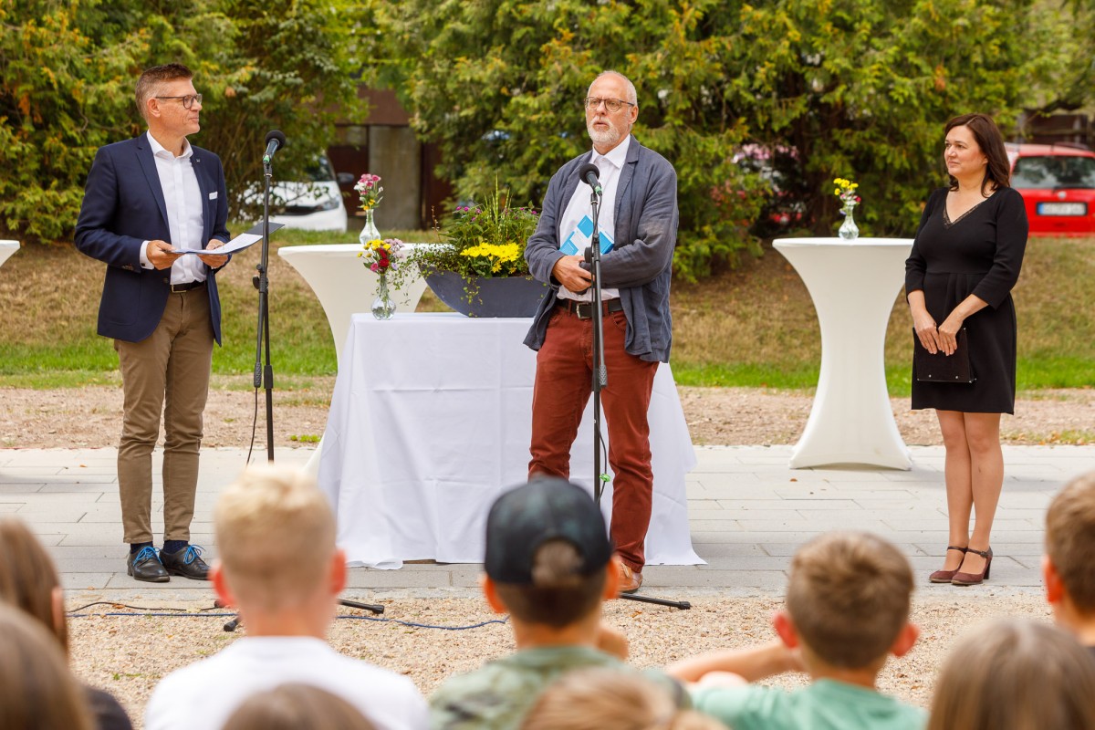 Oberkirchenrat Christian Fuhrmann übergibt offiziell den BUGA-Pavillon an die Schulgemeinschaft der Evangelischen Regelschule Gotha