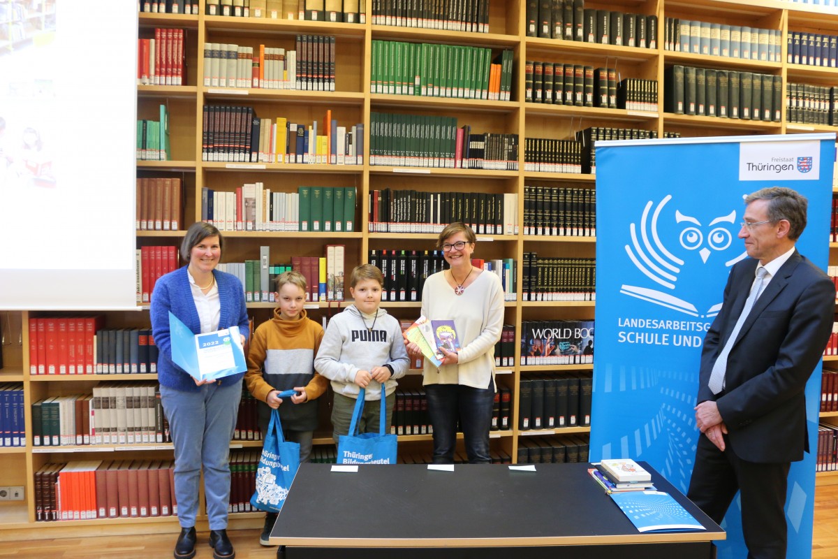 Die beiden Schüler Bruno und Leon mit ihren Pädagoginnen Silke Geutebrück-Zeyßig und Nadine Kürsten im Beisein von Staatssekretär Prof. Dr. Winfried Speitkamp bei der Preisverleihung