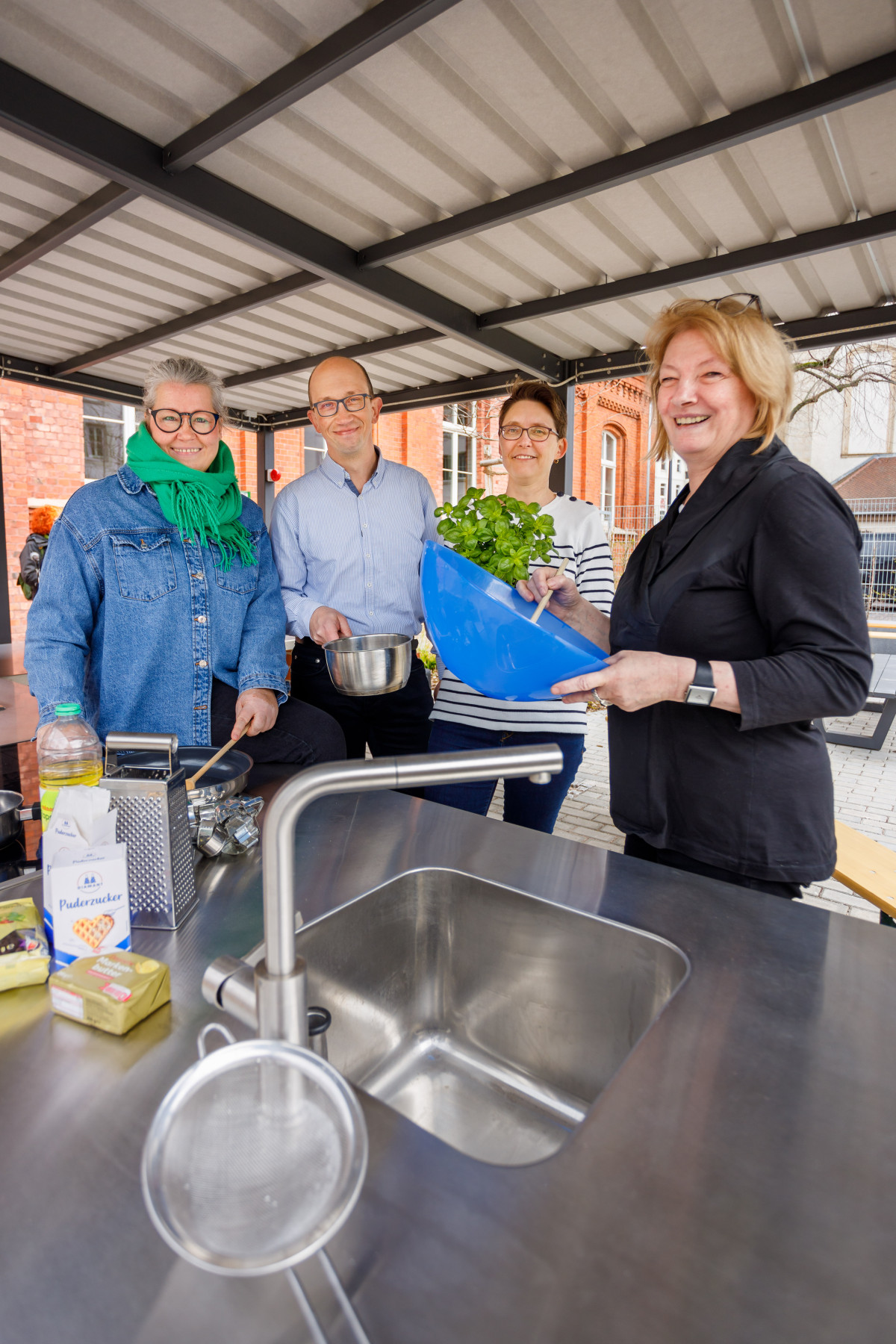 Einweihung der Außenküche mit Schulleiterin Katharina Steeger-Freitag (v.l.n.r.), Thomas Eckhardt (Abteilungsleiter Finanzen), Susanne Schier und Marion Loch (TMBJS)