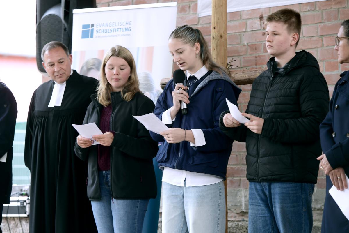 Die Schülervertretung der Evangelischen Regelschule Gotha liest die Wünsche der Schülerschaft vor.