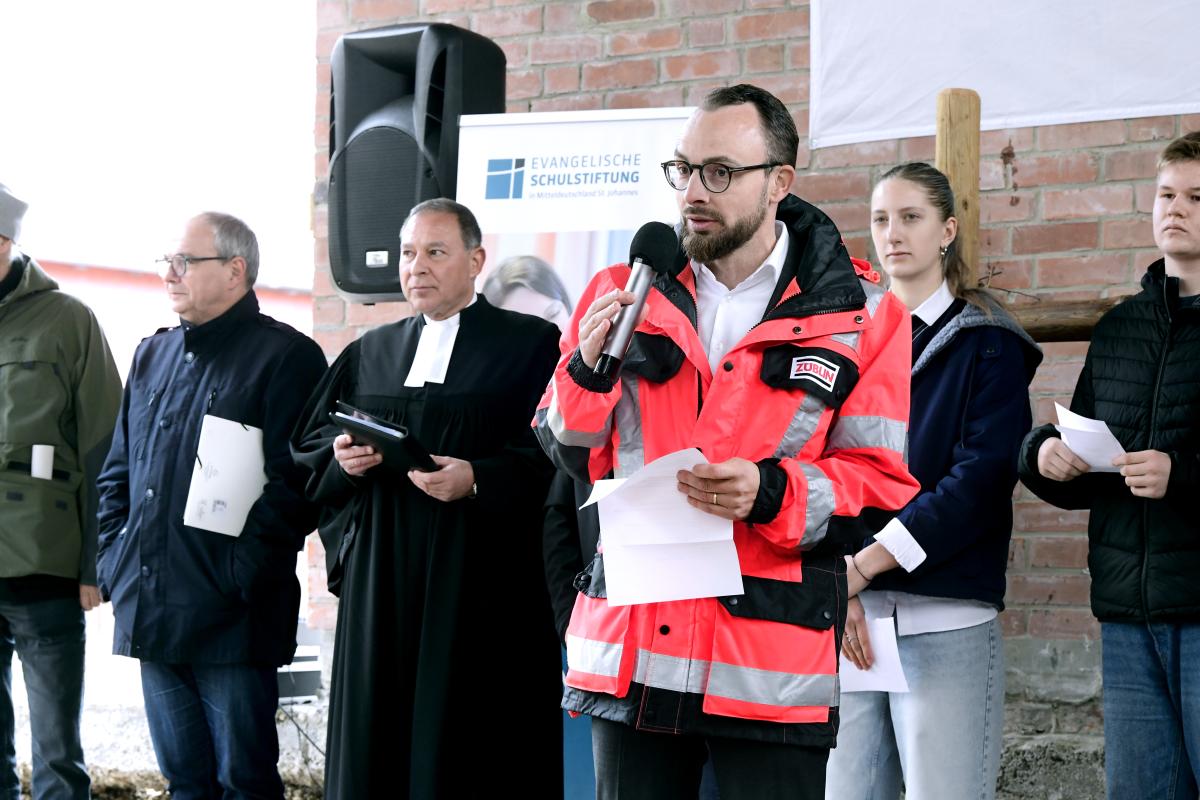 Robert Frank, technischer Bereichsleiter von Züblin, stellte die Bedeutung einer Grundsteinlegung heraus.