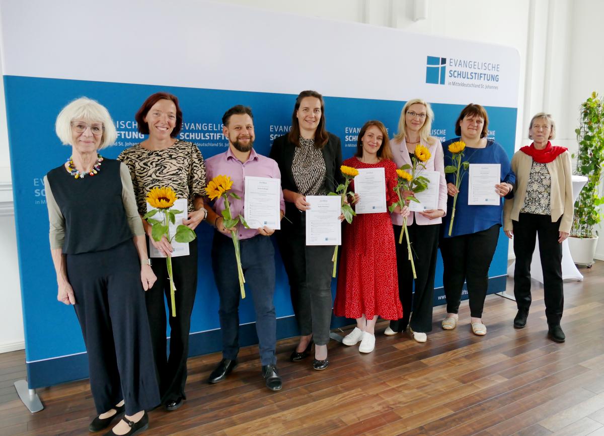 Teilnehmerinnen des Intensivseminars für das stiftungseigene Seiteneinsteigerprogramm für Grundschulen mit Referentinnen Birgit Kilian (2. v. r.) und Erika Carius (1. v. r.)