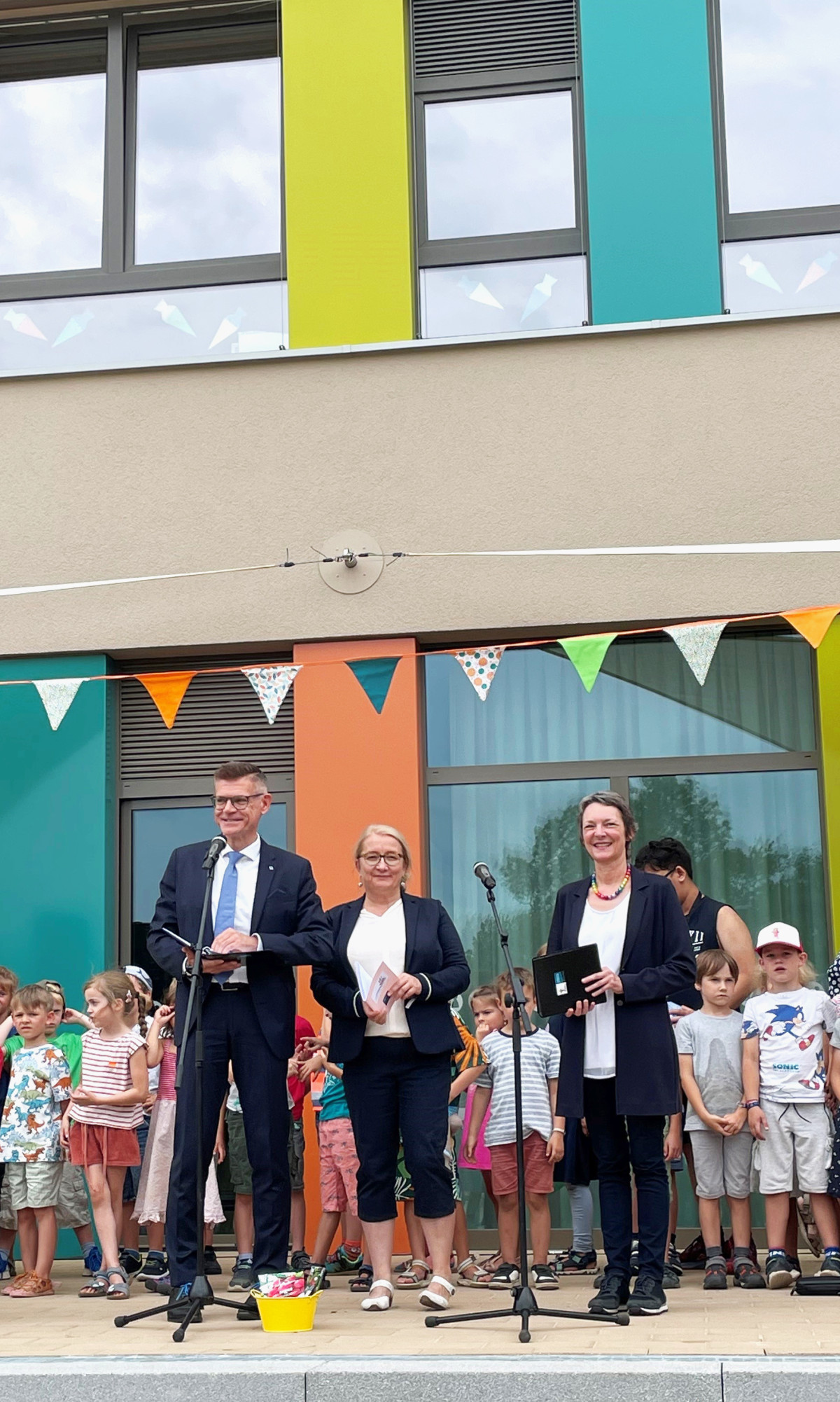Schulleiterin Katharina Morawe mit den Stiftungsvorständen Marco Eberl und Ulrike Sterzing