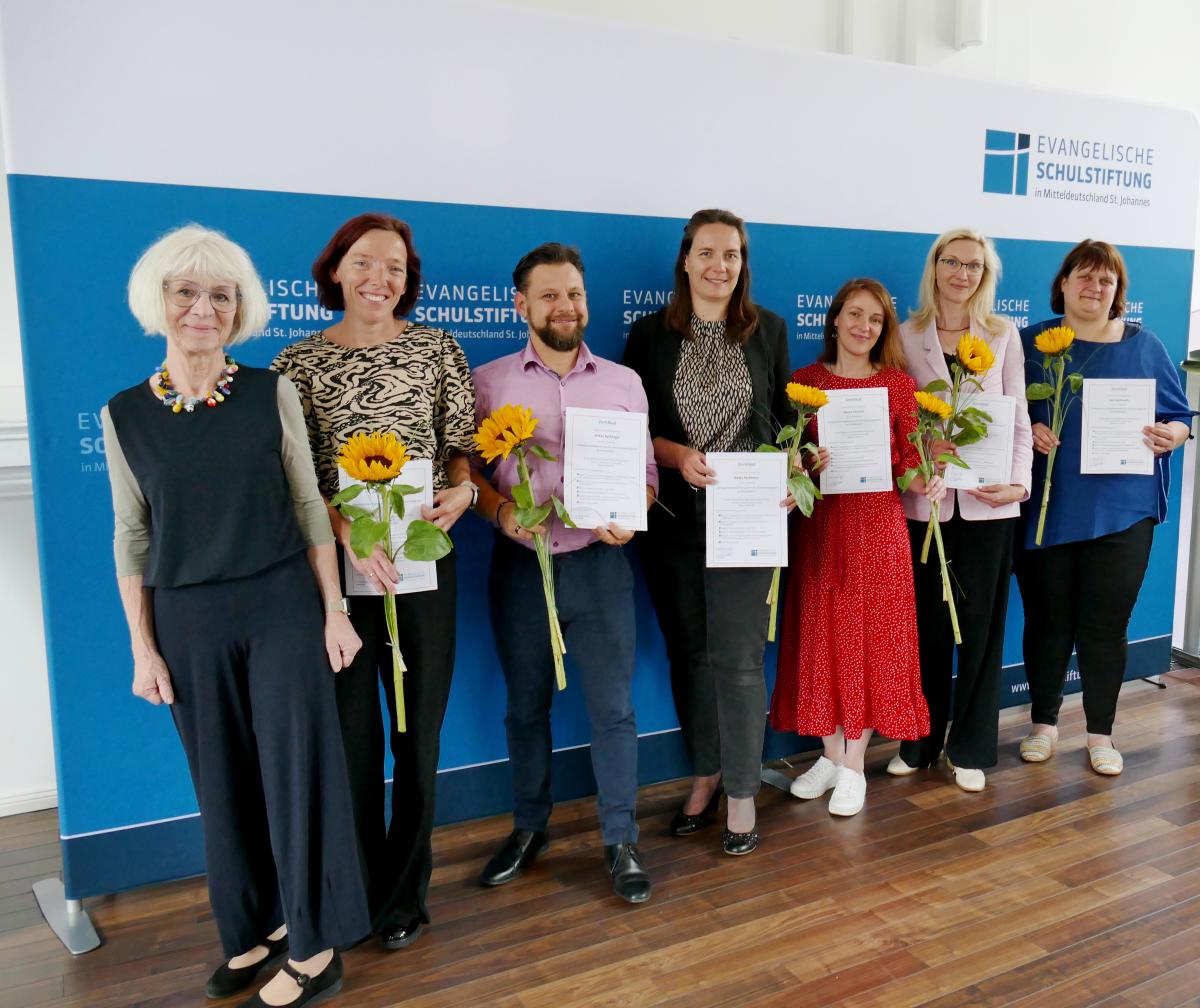 Teilnehmerinnen des Intensivseminars für das stiftungseigene Seiteneinsteigerprogramm für Grundschulen mit Referentinnen Birgit Kilian (2. v. r.) und Erika Carius (1. v. r.)