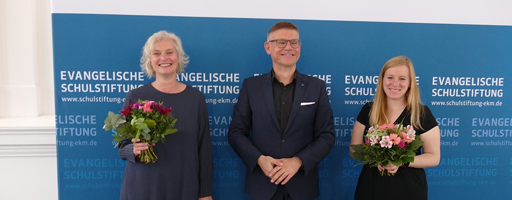 Der Vorstandsvorsitzende der EKM-Schulstiftung, Marco Eberl, dankt den beiden Referentinnen des Seiteneinsteigerprogramms Claudia Bargfeld (l.) und Edna Osburg (r.).