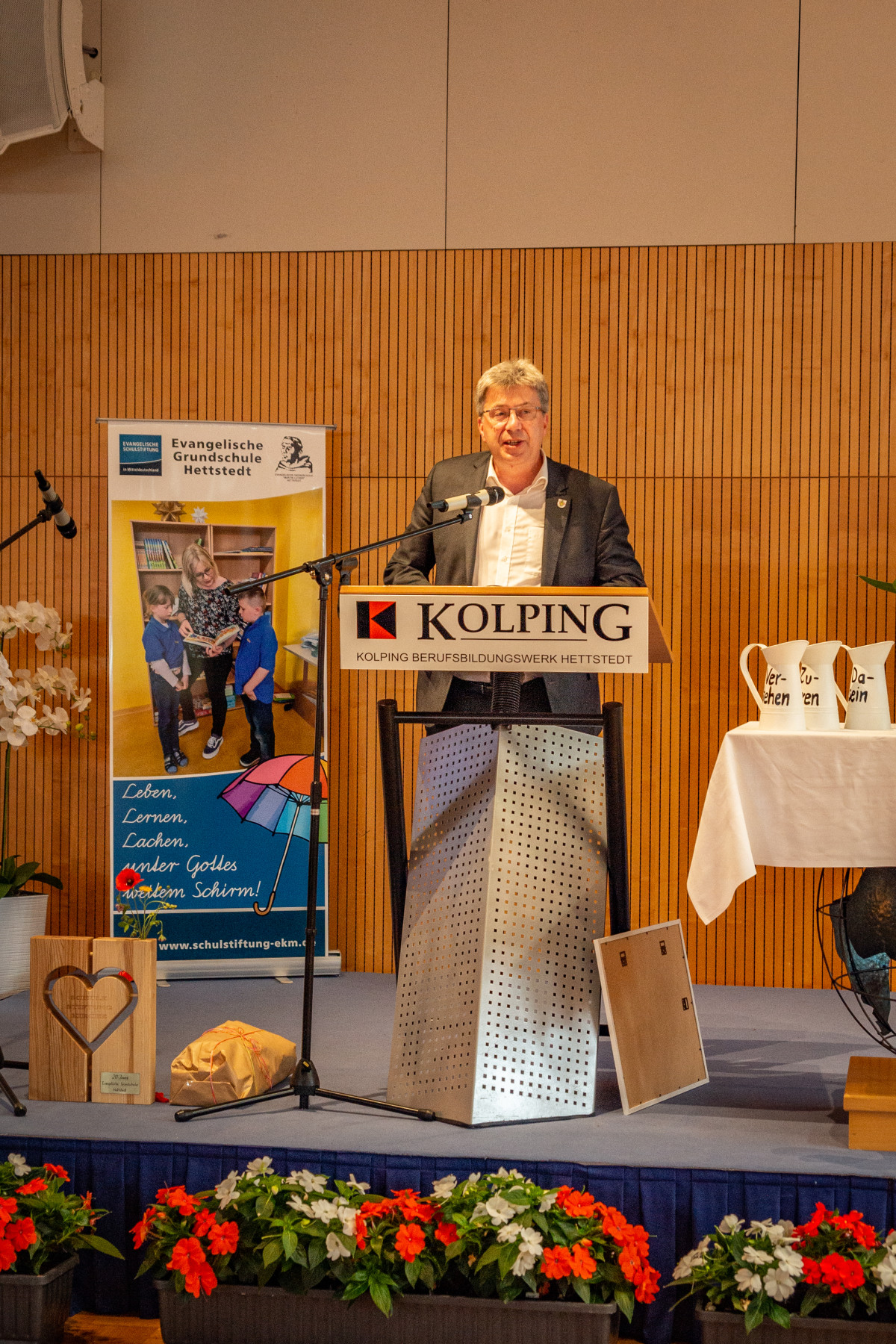 Der Bürgermeister der Stadt Hettstedt, Dirk Fuhlert, schätzt die Arbeit der Schule in freier Trägerschaft sehr und eröffnete die Glückwünsche