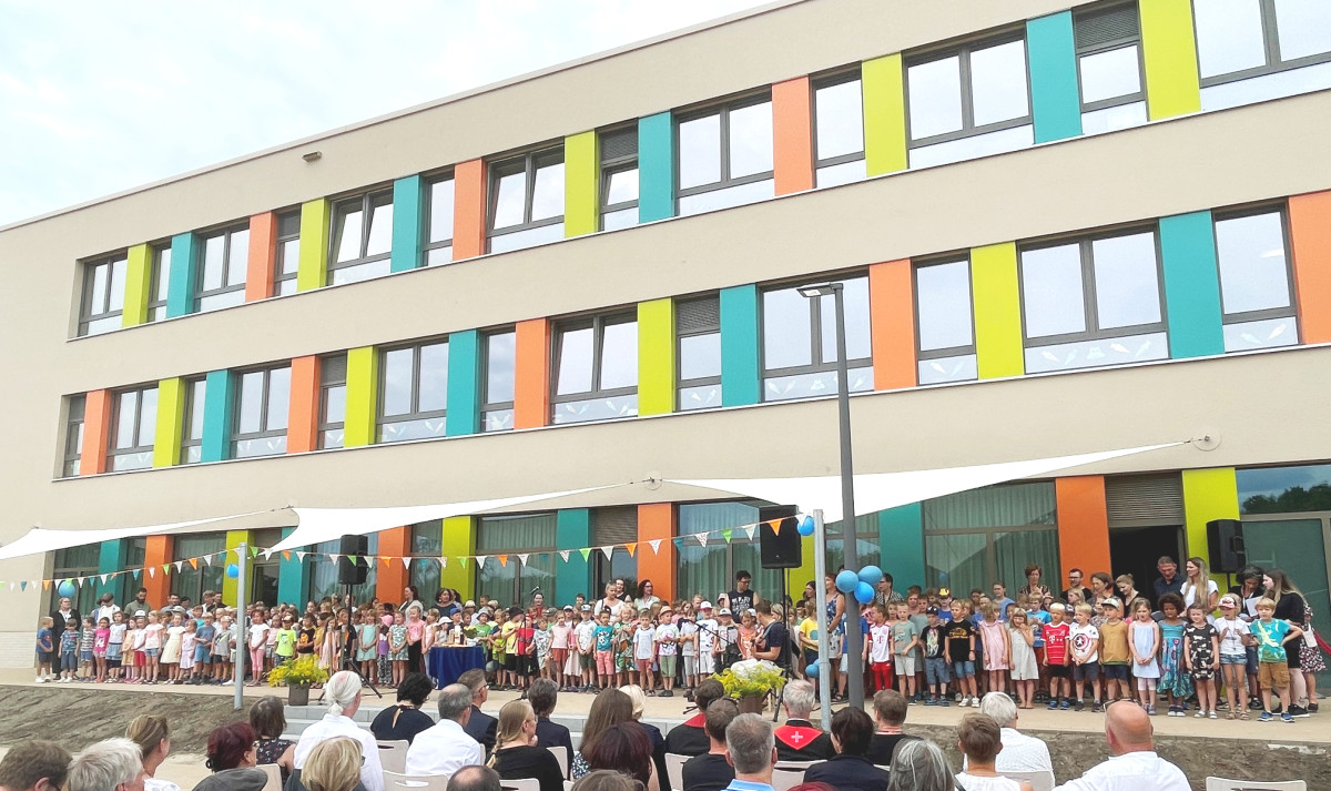 Die Schulgemeinde feierte die Indienstnahme ihres neuen Schulgebäudes unter dem Motto „Gottes bunter Garten“.