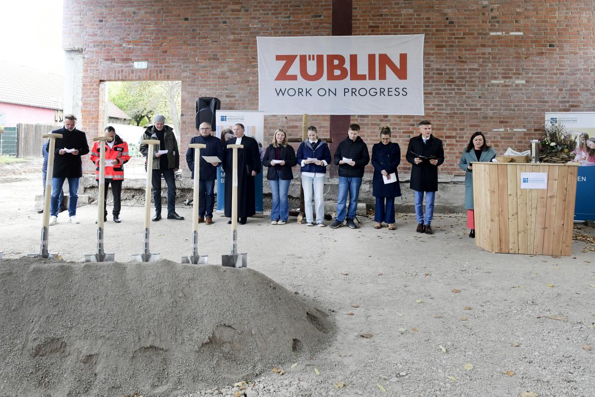 Podium zur Grundsteinlegung an der Evangelischen Regelschule Gotha