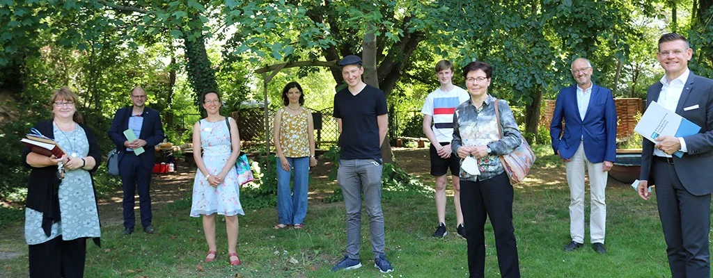 Das Gruppenbild im Grünen mit dem notwendigen Abstand - Finanzministerin Heike Taubert zu Besuch am Christlichen Spalatin-Gymnasium Altenburg