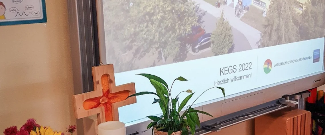 Mit einer Präsentation nimmt die Evangelische Grundschule Sömmerda ihre Gäste in Empfang.