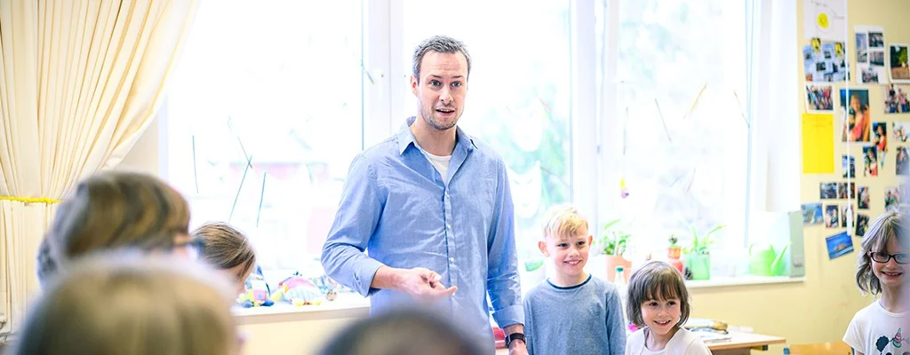 Grundschullehrer Timo Pröger der Evangelischen Grundschule Erfurt nimmt das Impfangebot wahr.