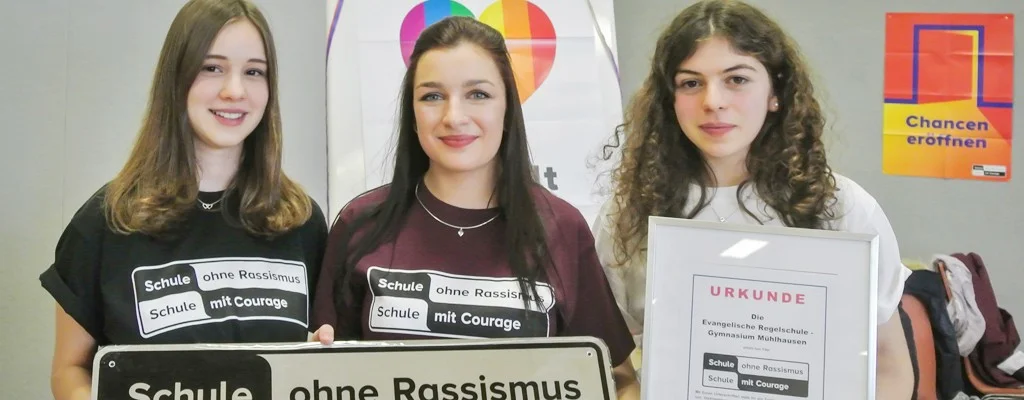 Kira Klug, Tabea Hielscher und Karolin Hrist (von links) mit Urkunde und Plakette, die sie für ihre Seminarfacharbeit erhalten haben.