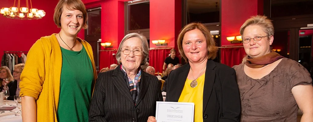 Schulleiterin Susanne Fiedler (2.v.r.) mit Barbara Schadeberg (2.v.l.) bei der Preisverleihung bei der Preisverleihung am 25. Oktober in Münster