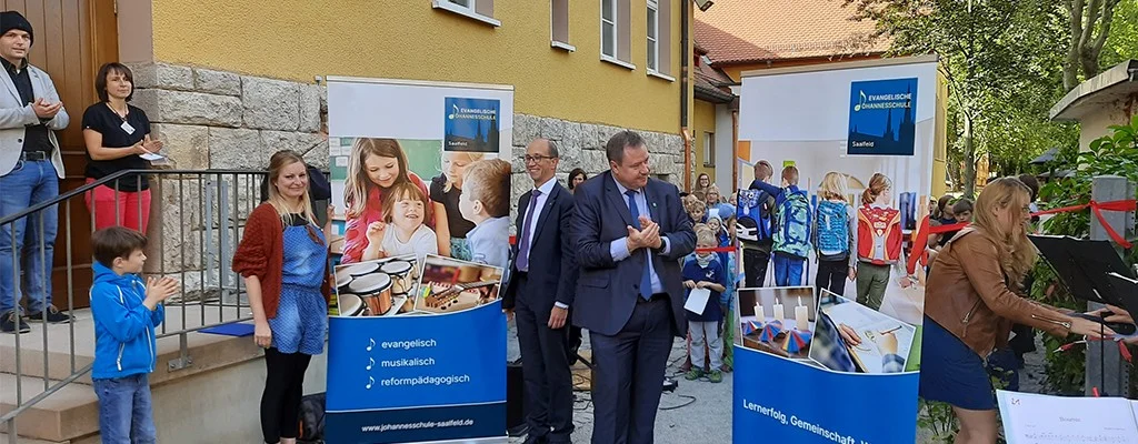 Den Wiedereinzug in das sanierte Schulgebäude und das Präsentieren des neuen Schullogos begleiteten der Abteilungsleiter Finanzen Thomas Eckhardt sowie der Bürgermeister der Stadt Saalfeld, Steffen Kania.