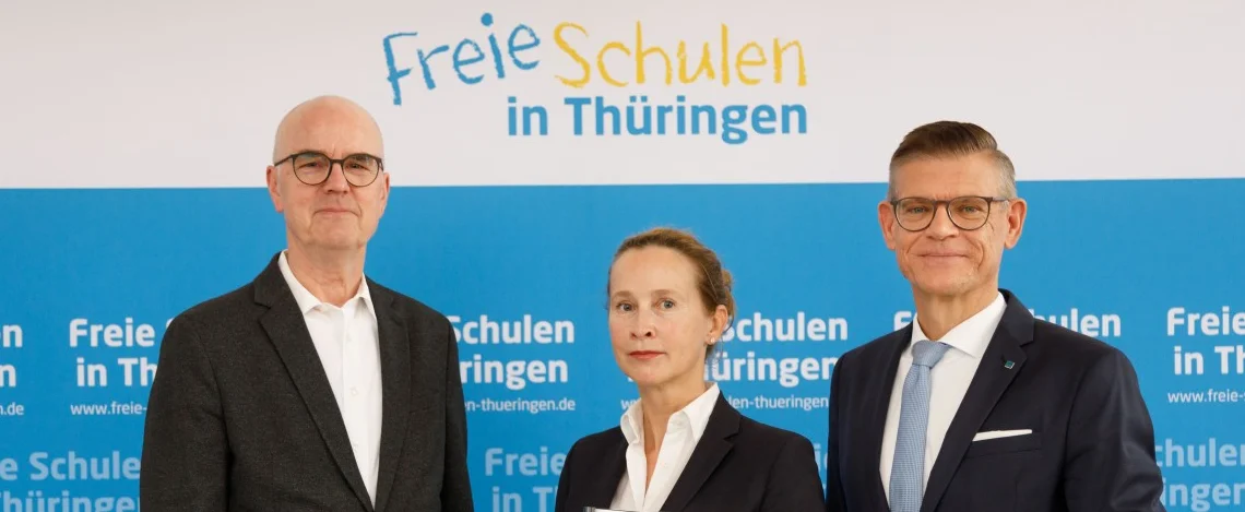 Prof. Dr. Frauke Brosius-Gersdorf, Autorin des Rechtsgutachtens, mit Marco Eberl (rechts) und Dr. Martin Fahnroth (links), beide Sprecher der LAG der freien Schulträger in Thüringen