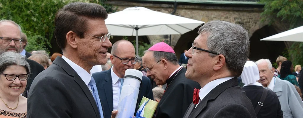 Marco Eberl, Vorstandsvorsitzender der Schulstiftung, überbringt dem neuen Landesbischof Friedrich Kramer Segenswünsche zum Amtseintritt.