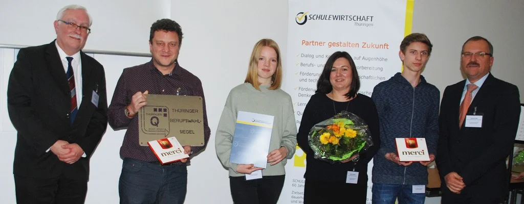 Für die Regelschule nahmen Lehrer Dr. Sammy Haege, Lena Schlott, Schulleiterin Sandra Diersch und Johann Reif (v.l.n.r.) die Auszeichnung entgegen.