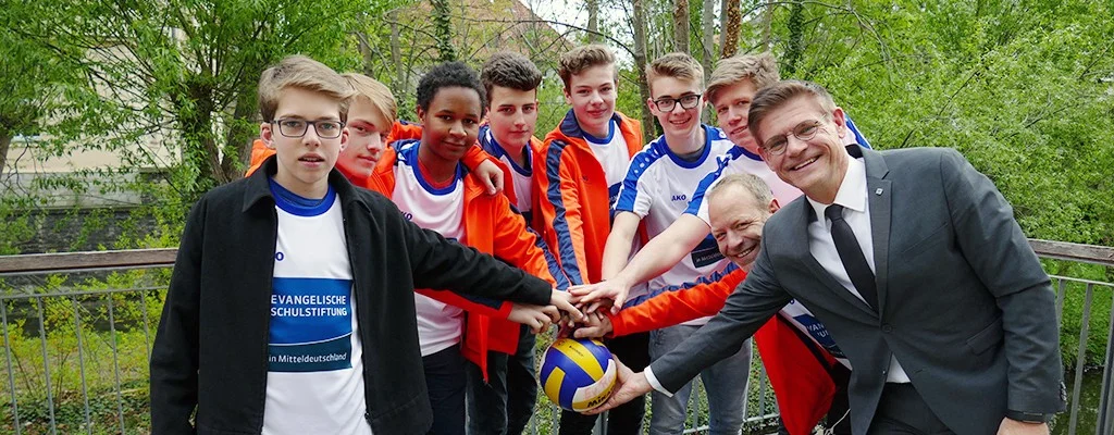 Die Volleyballmannschaft des Evangelischen Ratsgymnasiums Erfurt bei der Trikotübergabe