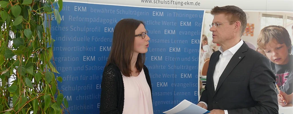 Vorstandsvorsitzender Marco Eberl im Gespräch mit Sonja Krüger, der ersten Deutschland-Stipendiatin der Schulstiftung