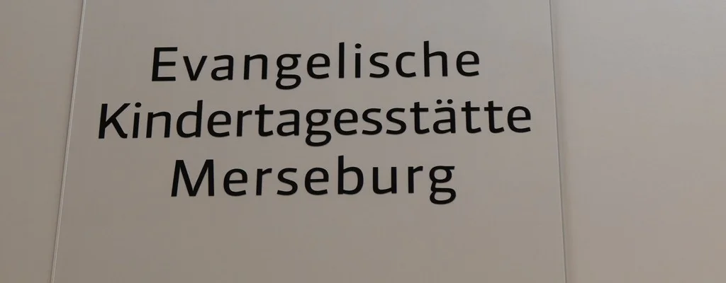 Schild der Evangelischen Kindertagesstätte Merseburg