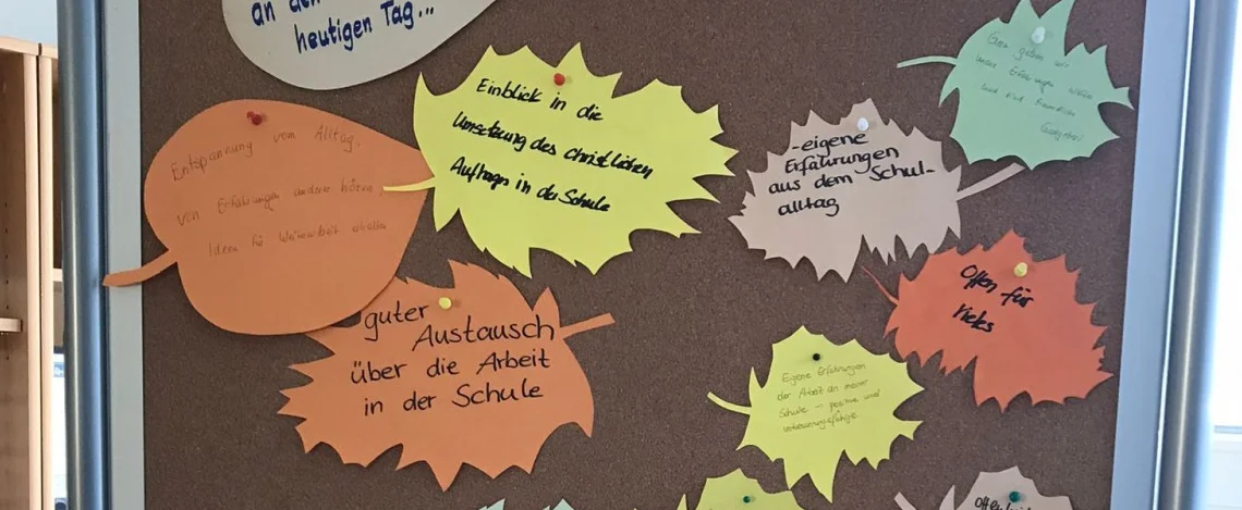 In der Evangelischen Grundschule in Hettstedt wurden die Erwartungen an den ersten Fortbildungstag auf bunten Herbstblättern gesammelt.