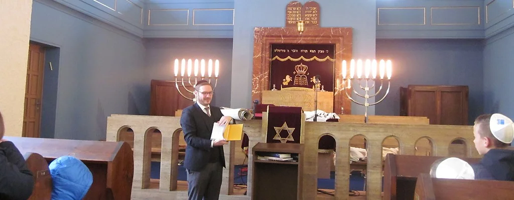 Rabbiner Benjamin Kochan gibt den Kindern in der Neuen Synagoge einen Einblick in die jüdische Religion.