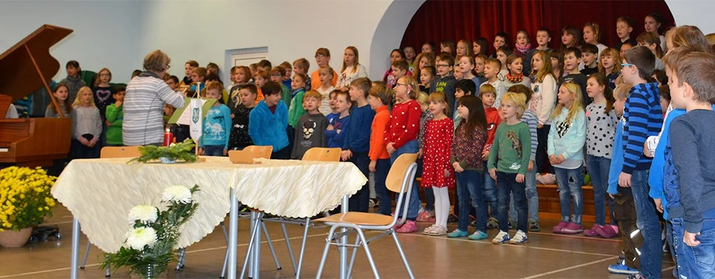Der Chor der Evangelischen Johannesschule umrahmt mit zwei Liedern das freudige Ereignis. (c) Y. Meffert-Daum
