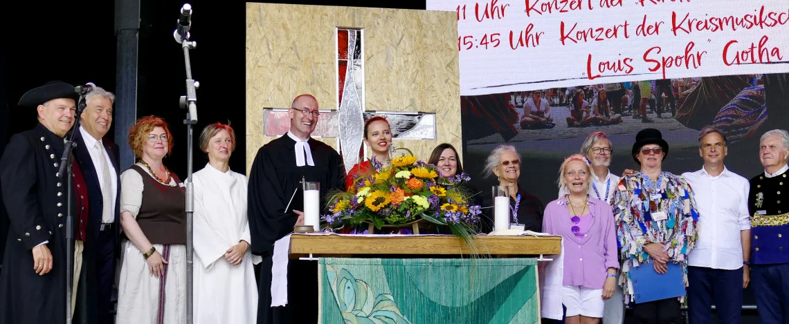 Oberbürgermeister Knut Kreuch überreichte stellvertretend für die Stadt Gotha, den Thüringer Landestrachtenverband und die Teilnehmenden der 58. EUROPEADE das diesjährige Gastgeschenk an die Evangelische Regelschule Gotha.