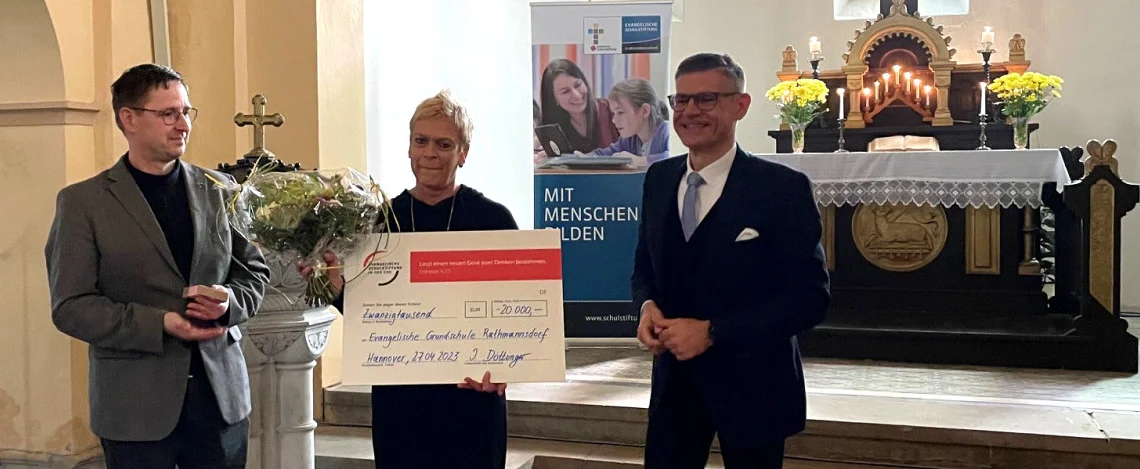 Für die Evangelische Schulstiftung übergab das Stiftungsratsmitglied Matthias Kopischke einen Spendenscheck an Stiftungsvorstand Marco Eberl und Schulleiterin Grit Compera.