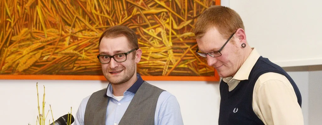 Die beiden Erzieher Olaf Brendel (rechts) und Christoph Winges (links) nahmen - ferienbedingt ohne Schüler - die Auszeichnung für die Evangelische Grundschule Eisenach entgegen.