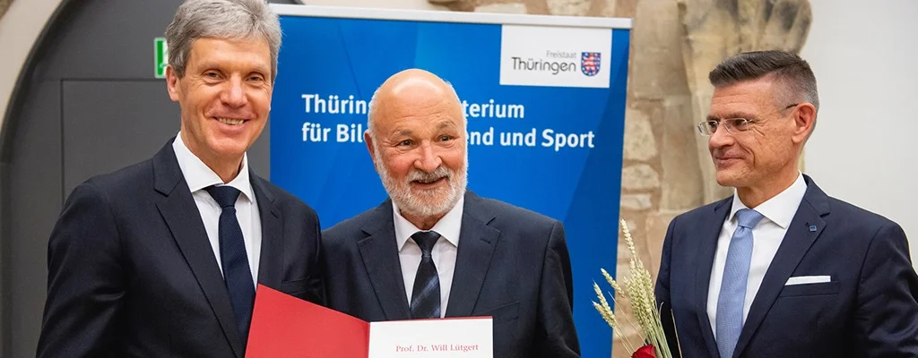 Thüringens Bildungsminister Helmut Holter mit Prof. Dr. Will Lütgert und dem Vorstandsvorsitzenden der Schulstiftung Marco Eberl (v.l.n.r.).