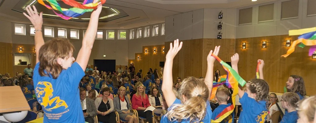 Die Schülerinnen und Schüler der Evangelischen Grundschule Hettstedt gestalteten das Festprogramm aktiv mit. (c) Roland Kopplin.