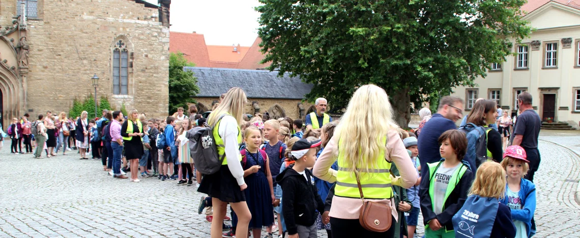 Im Anschluss liefen die Kinder gemeinsam mit den Gästen zurück zur Schule.
