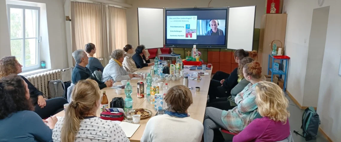 In der Evangelischen Johannes-Schule Merseburg lauschten alle dem digitalen Impulsvortrag von Dr. Siegfried Rodehau.