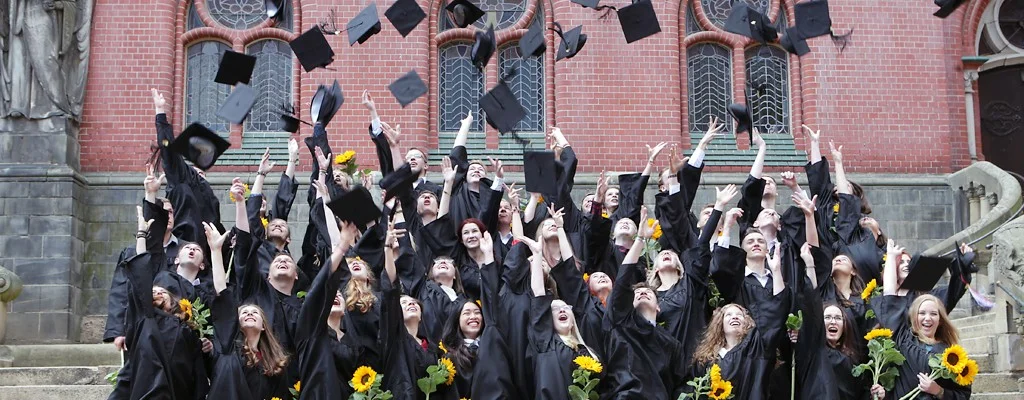 Am Christlichen Spalatin-Gymnasium Altenburg werfen die Absolventinnen und Absolventen immer erleichtert ihre schwarzen Hüte in den Himmel (Archivbild).